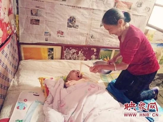 儿子患脑炎丈夫植物人 沈丘村妇11年撑起一个家