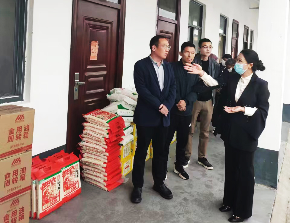 点赞！周口一美女走进敬老院送关怀，暖心！ 